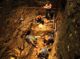 Академик отмечает, что следы этого ранее неизвестного вида археологи и надеются найти в уже ставшей знаменитой Денисовской пещере на Алтае - той самой, где нашли фрагменты костей "денисовца"