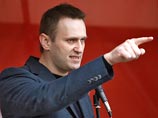 Оппозиционер Алексей Навальный, выдвинутый партией "РПР-Парнас" в мэры Москвы, в субботу утром подал документы в Мосгоризбирком
