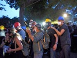 В Турции вновь активизировались протесты: после того, как полиция с помощью слезоточивого газа очистила парк Гези в центре Стамбула от активистов-"оккупантов", протесты вспыхнули в десятке городов