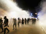 Центр же Стамбула перешел на осадное положение: все подступы к площади Таксим охраняются полицией, в центр города стягиваются сотни тысяч человек Центр же Стамбула перешел на осадное положение: все подступы к площади Таксим охраняются полицией, в центр города стягиваются сотни тысяч человек