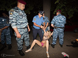 Активистки Femen с неприличными лозунгами на телах атаковали "место ночевки" Лукашенко в Киеве Активистки Femen с неприличными лозунгами на телах атаковали "место ночевки" Лукашенко в Киеве