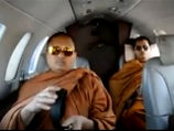 Буддийские монахи в Таиланде возмутили общественность личным самолетом и дорогими гаджетами (ВИДЕО)
