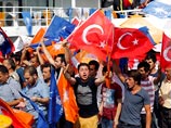 Однако аресты в МВД Турции не связывают с протестами. Гюлер рассказал: "Операция готовилась около года отделом по борьбе с терроризмом и прокуратурой. Большая часть из попавших в руки полиции активистов принимали участие в акциях, связанных с парком Гези