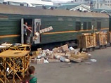 Мужчина, разгружающий вагон, быстро и небрежно выбрасывает коробки прямо на платформу, не беспокоясь о том, что находится в внутри Мужчина, разгружающий вагон, быстро и небрежно выбрасывает коробки прямо на платформу, не беспокоясь о том, что находится в внутри