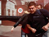Лимоновцы с помощью файеров оспорили права на остров Хоккайдо, напав на японское посольство Лимоновцы с помощью файеров оспорили права на остров Хоккайдо, напав на японское посольство