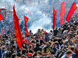 У турецкой полиции заканчивается слезоточивый газ для разгона демонстрантов У турецкой полиции заканчивается слезоточивый газ для разгона демонстрантов