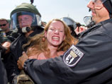 Устроив засаду на пути следования президента США, секстремистки Femen предприняли попытку прорваться к кортежу и лишь беспрецедентные меры охраны визита помешали им осуществить задуманное