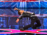 Японский танцор "робот-стиля" Кениши Эбина поразил публику и жюри на телешоу "Америка ищет таланты" (Americas Got Talent 2013), исполнив танец в стиле спецэффектов из фильма "Матрица"