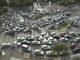 К ней присоединились таксисты, которые проводят "Операцию улитка", передвигаясь по улицам городов с минимальной скоростью и парализуя движение, и даже водители спецмашин К ней присоединились таксисты, которые проводят "Операцию улитка", передвигаясь по улицам городов с минимальной скоростью и парализуя движение, и даже водители спецмашин