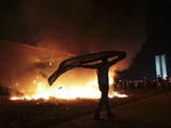 В Сети появилось ВИДЕО странных танцев под дождем в окружении бразильских манифестантов В Сети появилось ВИДЕО странных танцев под дождем в окружении бразильских манифестантов