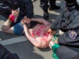 Ни дня без Femen: пришедшему полюбоваться самолетами Олланду показали женские груди (ВИДЕО)