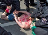 Ни дня без Femen: пришедшему полюбоваться самолетами Олланду показали женские груди (ВИДЕО) Ни дня без Femen: пришедшему полюбоваться самолетами Олланду показали женские груди (ВИДЕО)
