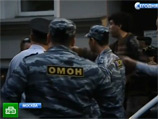 Рейдерский захват офиса движения "За права человека" в центре Москвы в ночь на субботу перешел в силовую стадию: правозащитники уверяют, что при штурме полиция и ОМОН применяли "непропорциональную силу" Рейдерский захват офиса движения "За права человека" в центре Москвы в ночь на субботу перешел в силовую стадию: правозащитники уверяют, что при штурме полиция и ОМОН применяли "непропорциональную силу"
