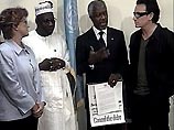 Солист U2, давно выступающий за отмену долгов, и президент Нигерии, передали Генеральному секретарю ООН петицию с 21-им миллионом подписей Солист U2, давно выступающий за отмену долгов, и президент Нигерии, передали Генеральному секретарю ООН петицию с 21-им миллионом подписей
