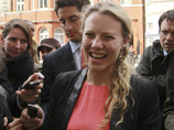 Экс-сотрудник ЦРУ летит с Сарой Харрисон - помощница основателя WikiLeaks Джулиана Ассанджа Экс-сотрудник ЦРУ летит с Сарой Харрисон - помощница основателя WikiLeaks Джулиана Ассанджа