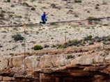 Знаменитый американский канатоходец Ник Валленда в воскресенье впервые в истории пересек Большой Каньон (Гранд-Каньон) в штате Аризона, пройдя по тросу толщиной 5 см, натянутому на высоте более 450 метров