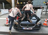 Активистки движения Femen провели очередную акцию в поддержку заключенных в Тунисе единомышленниц, атаковав машину премьер-министра Туниса Али Лараеда