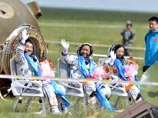 Китайские тайконавты вернулись на Землю после 15-дневного полета: их встречали овациями и цветами 