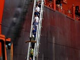 По некоторым сведениям, речь идет о контейнеровозе MOL Comfort, который сообщил о бедствии еще 17 июня. Длина гигантского судна составляет 316 метров, а водоизмещение 89 тыс. тонн. Корабль идет под Багамским флагом и способен перевозить 4,3 тыс. контейнер