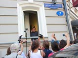 Правозащитники назвали произошедшее штурмом, в ходе которого ранения получили семь человек, в их числе 72-летний Пономарев и присутствовавший на месте событий кандидат в мэры Москвы, лидер "Яблока" Сергей Митрохин, которые впоследствии обратились к медика Правозащитники назвали произошедшее штурмом, в ходе которого ранения получили семь человек, в их числе 72-летний Пономарев и присутствовавший на месте событий кандидат в мэры Москвы, лидер "Яблока" Сергей Митрохин, которые впоследствии обратились к медика