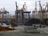 Греческие портовые работники проведи в среду семичасовую забастовку против планов правительства приватизировать два крупнейших порта страны - в Пирее и Салониках