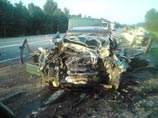 ДТП произошло рано утром в четверг на трассе М-8 "Москва - Холмогоры" в районе деревни Новоселки в Ростовском муниципальном районе. По данным следствия, на закрытом повороте лоб в лоб столкнулись два легковых автомобиля - Mercedes и Renault