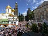 На фотографии, из-за которой разгорелся весь сыр-бор, видно, как патриарх Кирилл с балкона проповедует перед толпой прихожан, которая заняла всю площадь