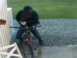 Полиция Швеции ищет извращенца, мастурбирующего на чужих велосипедах (ВИДЕО)