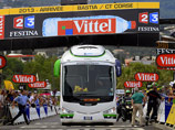 Стартовый этап "Тур де Франс" был омрачен полным хаосом, связанным с многократным переносом финиша из-за застрявшего автобуса одной из команд