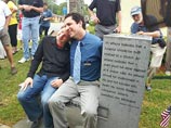 В США открыли первый памятник атеизму: полезную скамейку
