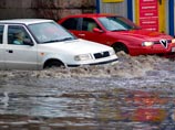 Буря в Москве: девушку зашибло деревом, улицы и метро заливает
Буря в Москве: девушку зашибло деревом, улицы и метро заливает
