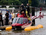 Легкий многоцелевой вертолет Bell 260 совершил жесткую посадку на реку Гудзон в районе Манхэттен в центре Нью-Йорка из-за проблем с двигателем