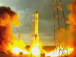 Причиной падения ракеты-носителя "Протон-М" с тремя навигационными спутниками "Глонасс-М", стартовавшей во вторник с Байконура, могли стать проблемы либо с двигателем, либо с системой управления