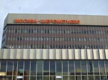 Как сообщает WikiLeaks, консультирующая американца Сара Харрисон вечером в воскресенье собственноручно передала документы от имени Сноудена в российский консульский отдел в "Шереметьево" Как сообщает WikiLeaks, консультирующая американца Сара Харрисон вечером в воскресенье собственноручно передала документы от имени Сноудена в российский консульский отдел в "Шереметьево"
