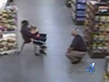 Ему принесли стул, после чего мужчина сел посреди супермаркета, продолжая держать на руках девочку