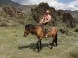 Припомнив знаменитую фотографию Путина топлес на лошади, Кэмерон пошутил и о собственном внешнем виде на саммите в Лох-Эрне на высшем уровне, где фоторепортеры запечатлели его без галстука