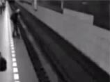 "Усталая" пассажирка чешского метро упала под поезд, но вылезла невредимой (ВИДЕО)