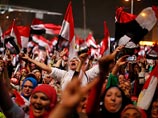 Как тогда, так и сейчас, центр уличных протестов - площадь Тахрир в Каире - взорвалась ликованием. Над площадью прогремел триумфальный фейерверк, передает Reuters. "Народ и армия на одной стороне", - скандирует Тахрир