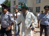 Недовольный космической аварией казахстанец привел к российскому консульству "поросенка Протон" в триколоре Недовольный космической аварией казахстанец привел к российскому консульству "поросенка Протон" в триколоре