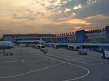 Пока западная пресса пристально изучает прошлое беглеца, сам Сноуден продолжает скрываться от американских спецслужб в московском аэропорту "Шереметьево", откуда рассылает запросы в разные страны в попытке найти политическое убежище. Пока его усилия тщетн Пока западная пресса пристально изучает прошлое беглеца, сам Сноуден продолжает скрываться от американских спецслужб в московском аэропорту "Шереметьево", откуда рассылает запросы в разные страны в попытке найти политическое убежище. Пока его усилия тщетн