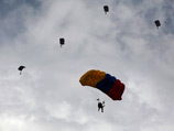 В Колумбии парашютист упал на толпу зрителей, пришедших на шоу (ВИДЕО)