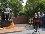 Путин открыл в Москве памятник Расулу Гамзатову и поддержал идею снять о поэте фильм