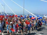 Во Владивостоке в День города прошел грандиозный флешмоб, в ходе которого люди составили самое масштабное изображение флага страны - достижение было зафиксировано представителями Книги рекордов Гиннеса