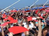 По официальным данным, в акции на Золотом мосту участвовали 26904 человека, что превысило достижение, зафиксированное в Пакистане (24200 человек) По официальным данным, в акции на Золотом мосту участвовали 26904 человека, что превысило достижение, зафиксированное в Пакистане (24200 человек)