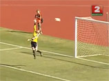 Невероятный гол с расстояния примерно в 65 метров забит в одном из матчей завершившегося накануне 16-го тура чемпионата Белоруссии по футболу