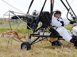Птицы прилетели в Белозерский федеральный заказник, расположенный в Тюменской области в сопровождении мотодельтаплана, которым управлял президент России Владимир Путин Птицы прилетели в Белозерский федеральный заказник, расположенный в Тюменской области в сопровождении мотодельтаплана, которым управлял президент России Владимир Путин