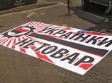 Хулиганы в масках под видом украинских националистов атаковали редакцию газеты "Московский комсомолец" Хулиганы в масках под видом украинских националистов атаковали редакцию газеты "Московский комсомолец"