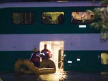 Вечером в понедельник один из пригородных поездов, в час пик перевозивший порядка тысячи пассажиров, застрял на путях из-за подтопления, передает CBC. Оказавшись заблокированными, пассажиры, более трех часов ожидавшие прибытия спасателей, могли лишь беспо