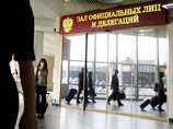 Пока что он остается, насколько известно, где-то в "Шереметьево", откуда никак не может вылететь в Латинскую Америку, чтобы воспользоваться предоставленным ему Венесуэлой статусом Пока что он остается, насколько известно, где-то в "Шереметьево", откуда никак не может вылететь в Латинскую Америку, чтобы воспользоваться предоставленным ему Венесуэлой статусом