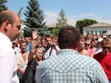 Полиция Пугачева, бунтующего из-за убийства десантника, не дала сжечь кавказское кафе Полиция Пугачева, бунтующего из-за убийства десантника, не дала сжечь кавказское кафе